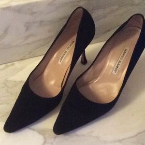 Stunning Manolo Blahnik Black suede pumps